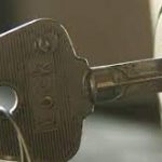 ¿Como retirar una llave atascada de la cerradura?